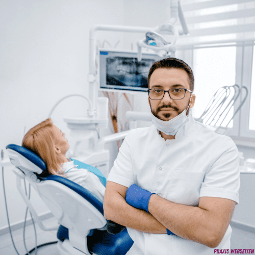Zahnarzt mit verschränkten Armen und blauem Behandlungsstuhl mit Patient in moderner Zahnarztpraxis.