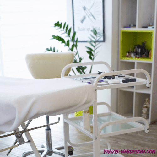 Heller Kosmetikraum mit weißer Behandlungsliege und modernen grünen Wandregalen für professionelle Beauty-Behandlungen.