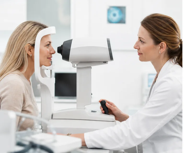 Augenärztin an einem modernen Diagnosegerät